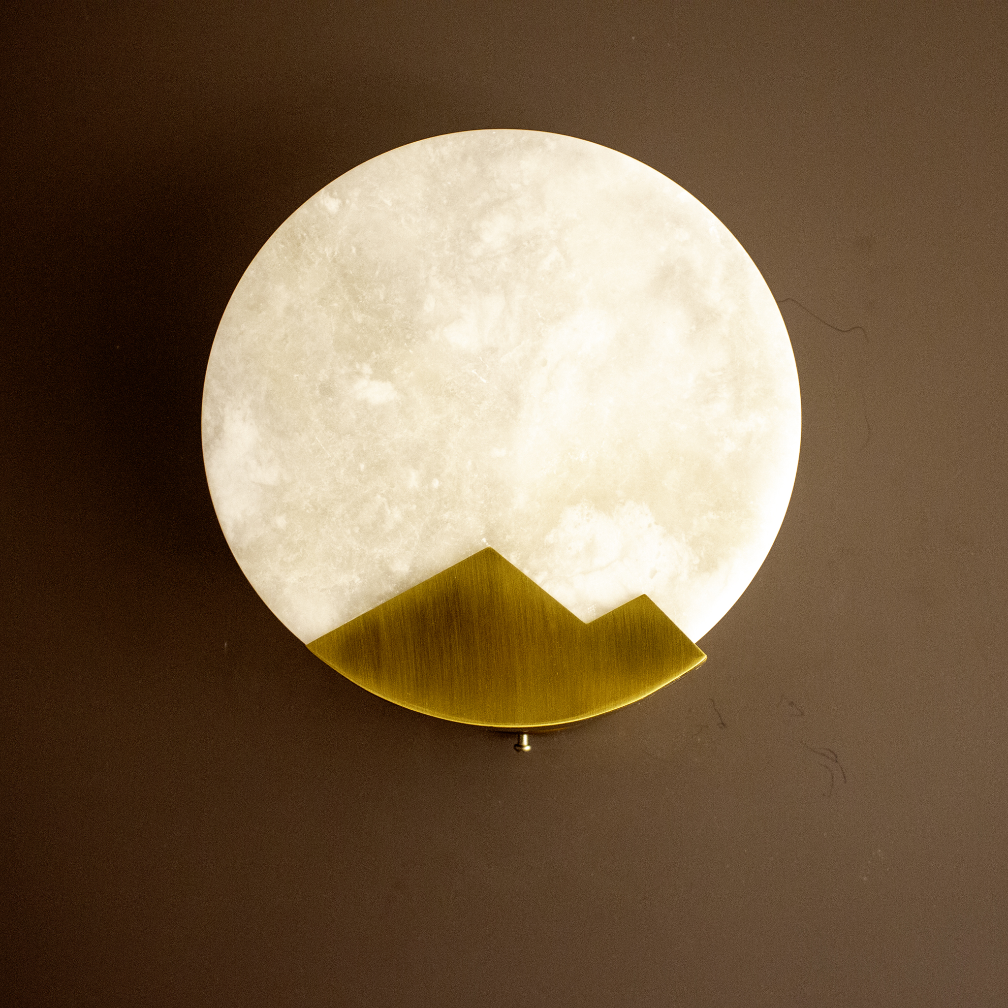 ابليك جداري مودرن بإطار من الرخام والمعدن