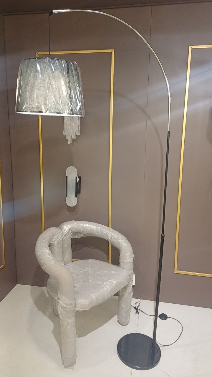 ابجورة أرضية مودرن ارتفاع 220سم مع قاعدة رخام اسود وعمود باللونين الاسود والفضي وغطاء متحرك باللون الاسود.