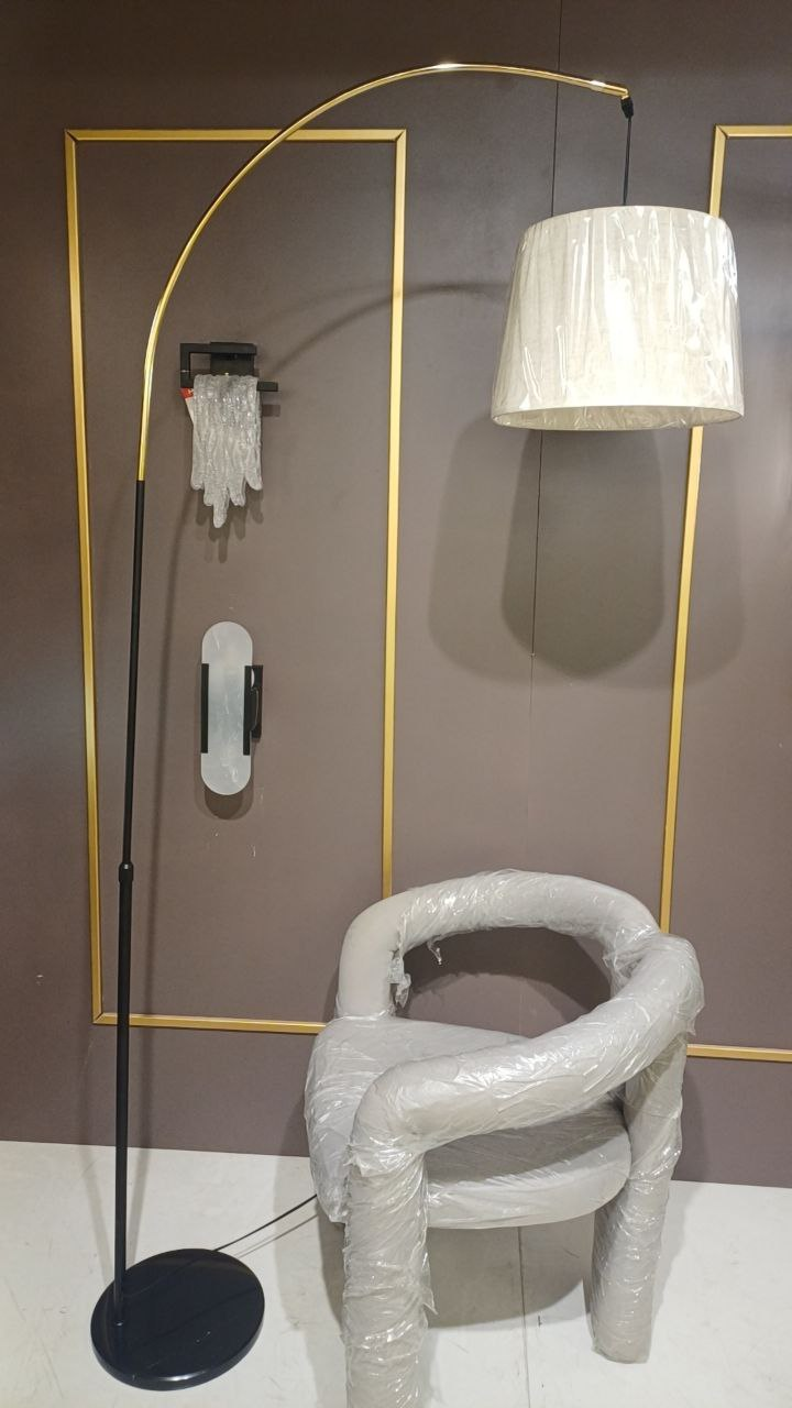 ابجورة أرضية مودرن ارتفاع 220سم مع قاعدة رخام اسود وعمود باللونين الاسود والذهبي وغطاء متحرك باللون البيج قماش الكتان.